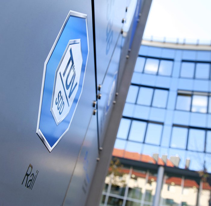 TS-PR-24168_Rail_Logo_auf Gebaeude.jpg